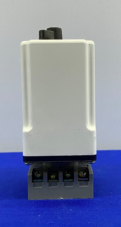MACROMATIC TR-60628 TIME DELAY RELAY & MAGNECRAFT 70-464-1 RELAY SOCKET