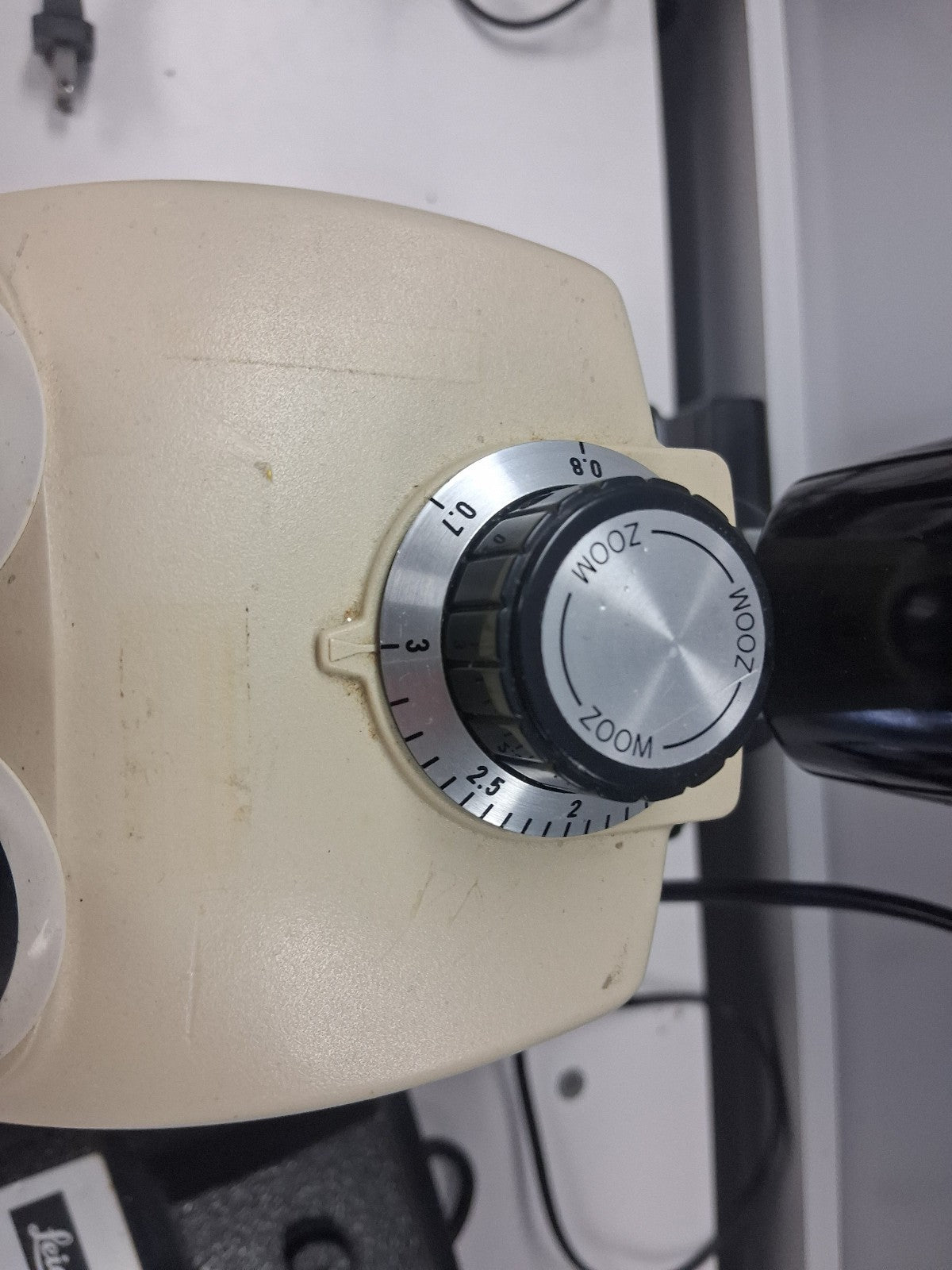 Leica StereoZoom 4 Microscope w/ 10X Eyepieces Stand & Light 7-30X Magnification