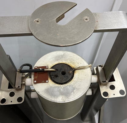 TINIUS OLSEN, EXTRUSIE PLASTOMETER, UNIT GAAT AAN EN WARMTE, MAAR KAN NIET TESTEN