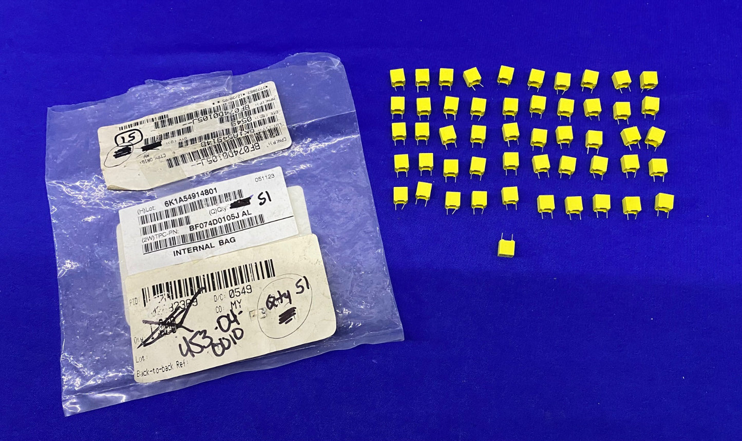 BF074D0105J CONDENSADORES DE PELÍCULA 1UF 5% 63VDC RADIAL - 1 PAQUETE CANTIDAD 51 