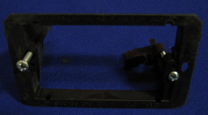 Plaque de montage murale Arlington Industries de 6,35 mm à 2,54 mm d'épaisseur - Paquet de 4