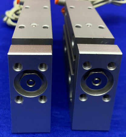 2er-Set SMC MXH10-25 Kompakt-Schiebetische mit SMC D-F9N-Sensor