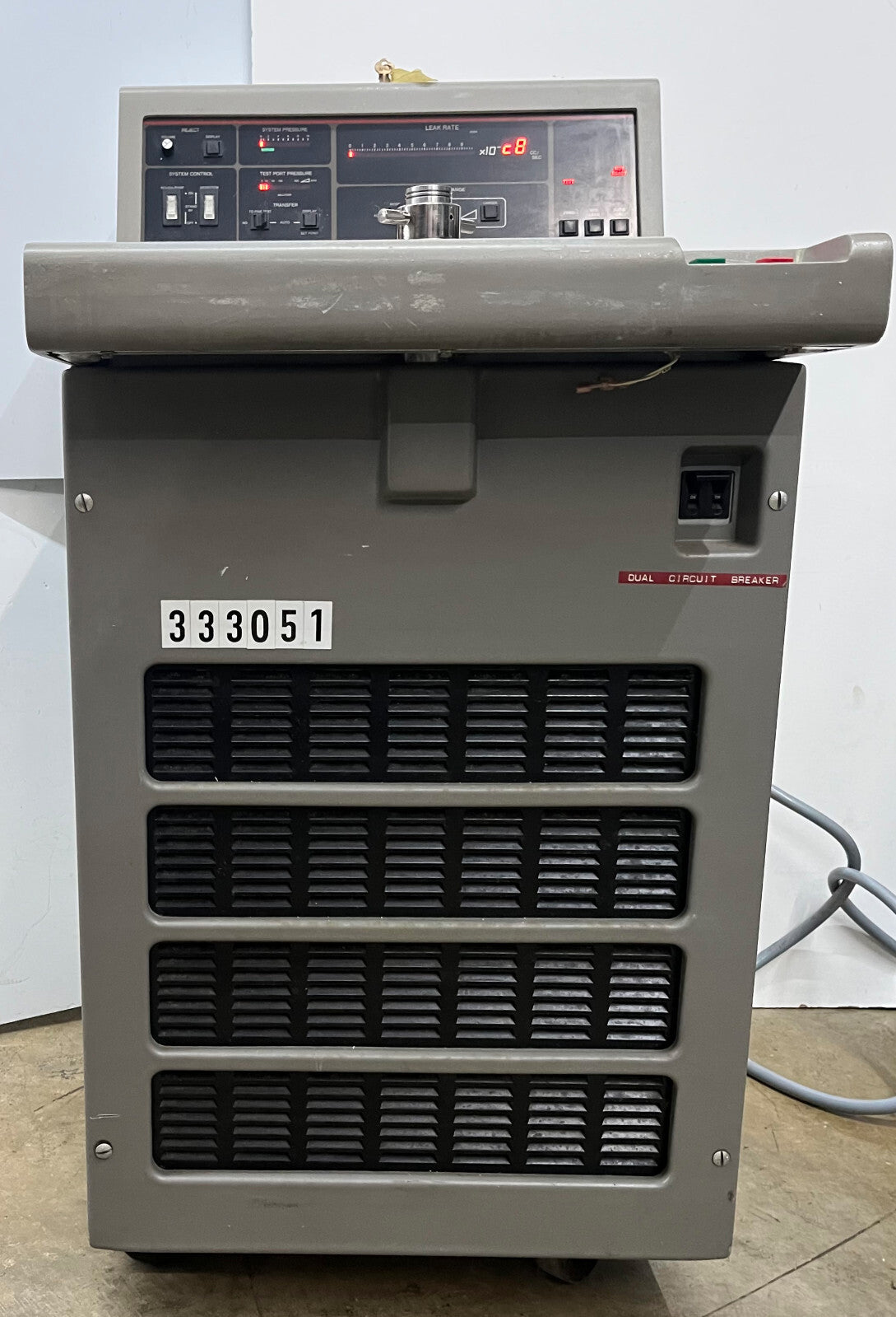 VARIAN AUTO-TEST 947 HELIUM MASS SPECTROMETER LEAK DETECTOR- FOR PARTS/REPAIR H2