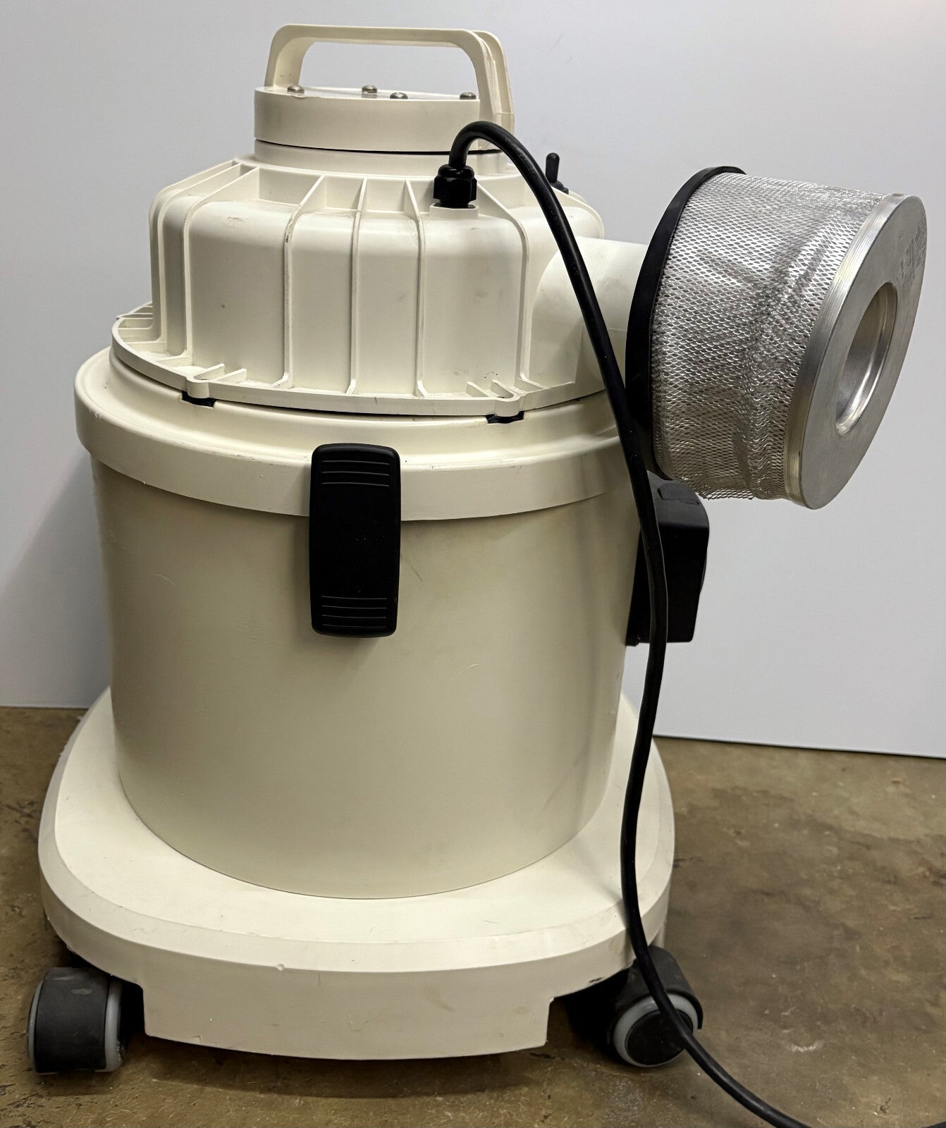 TIGER-VAC CR-1 CLEANROOM VACUUM CLEANER - FILTER DAMAGED BENT - NO ATTACHMENTS