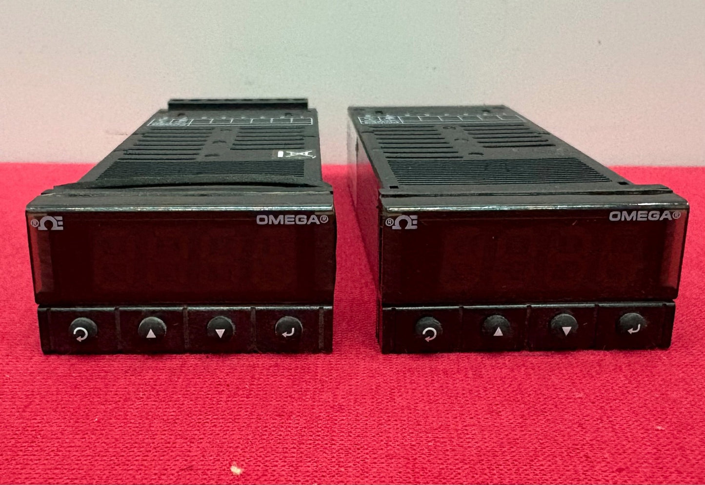 OMEGA PANEL METER DPi32 90-240V 4 DIGIT TEMPERATURE/PROCESS -QTY 2 -PARTS/REPAIR