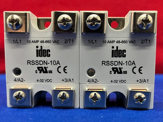 1 LOT HOEVEELHEID VAN 2 - IDEC RSSDN-10A SOLID STATE RELAIS MET AFDEKKING