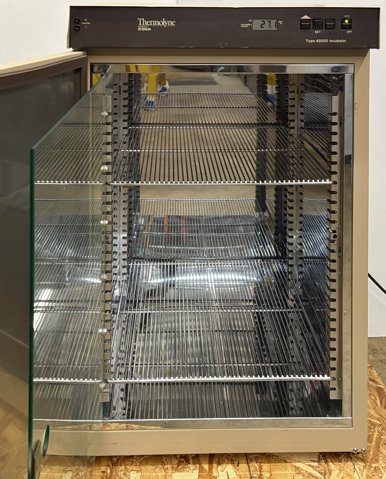 BARNSTEAD THERMOLYNE SYBRON I42045 TYPE 42000 INCUBATOR 70C MAX 120V 1PH