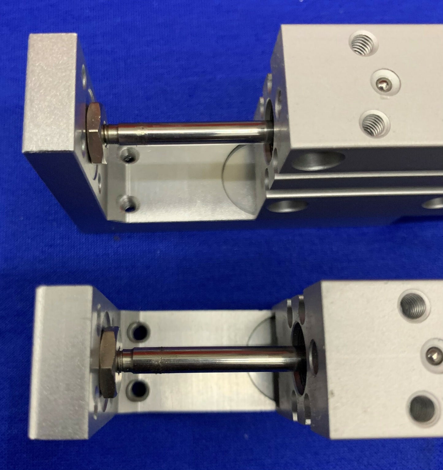 2er-Set SMC MXH10-25 Kompakt-Schiebetische mit SMC D-F9N-Sensor