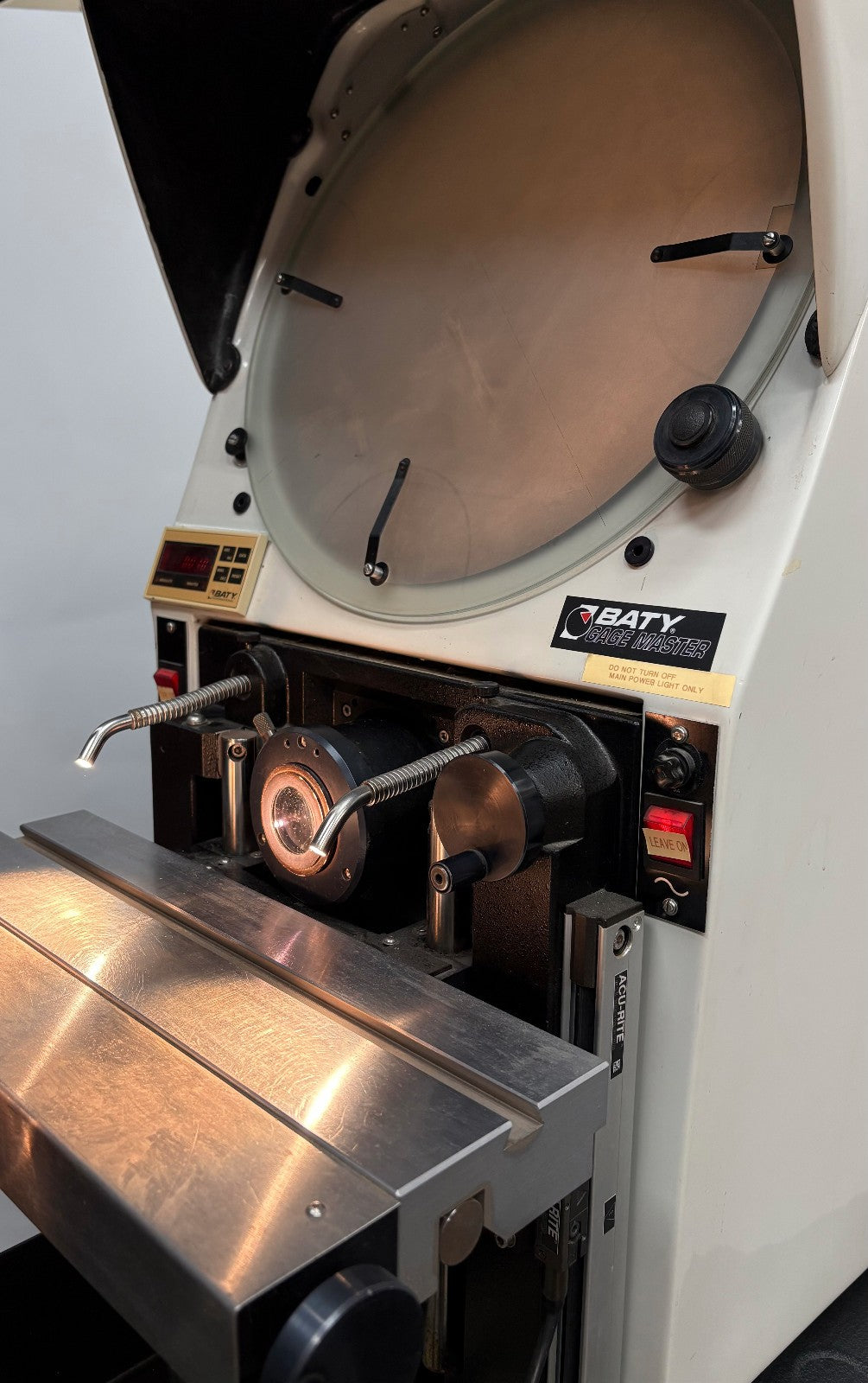 GAGE MASTER 28 MODEL 28/GM1 BENCHTOP OPTICAL COMPARATOR 110V - FOR PARTS/REPAIR