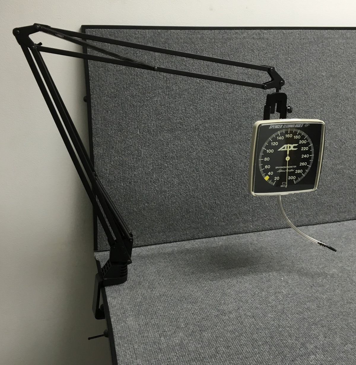 SPENCER TECHNOLOGIES TENSIOMÈTRE ADC AVEC BRAS RÉGLABLE ET PINCE DE TABLE