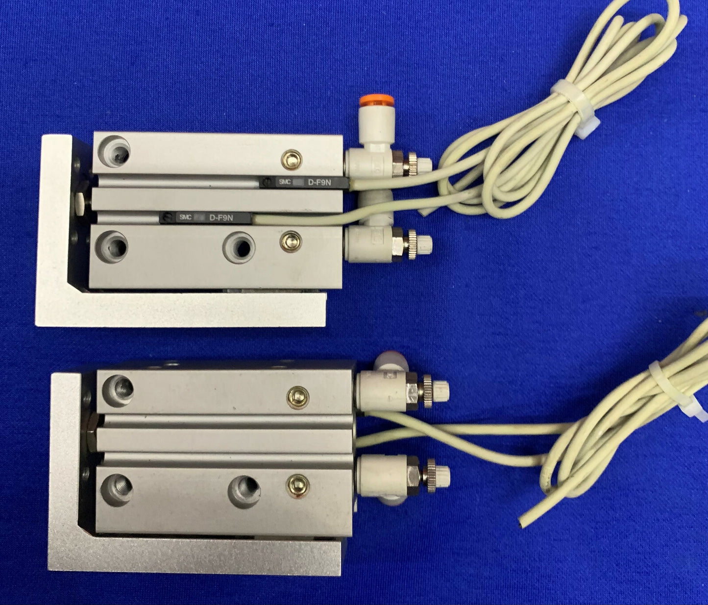 2er-Set SMC MXH10-25 Kompakt-Schiebetische mit SMC D-F9N-Sensor
