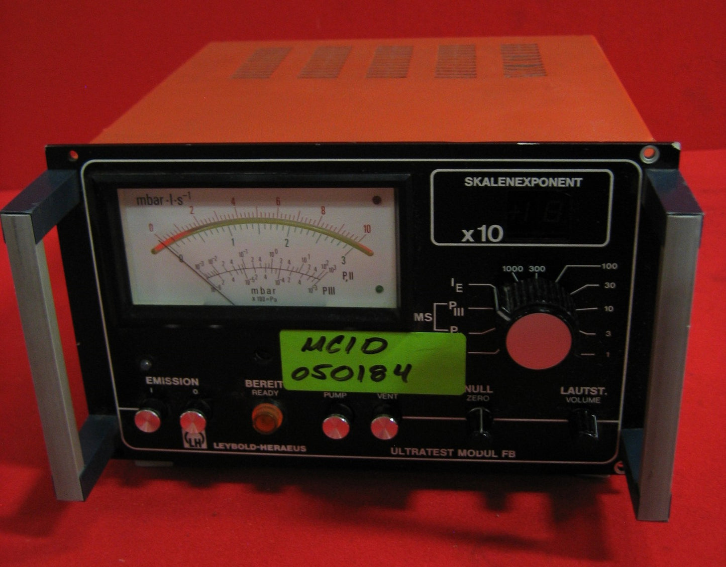 LEYBOLD-HERAEUS ULTRATEST FB HELIUM GAS LEAK DETECTOR REMOTE MONITOR ONLY