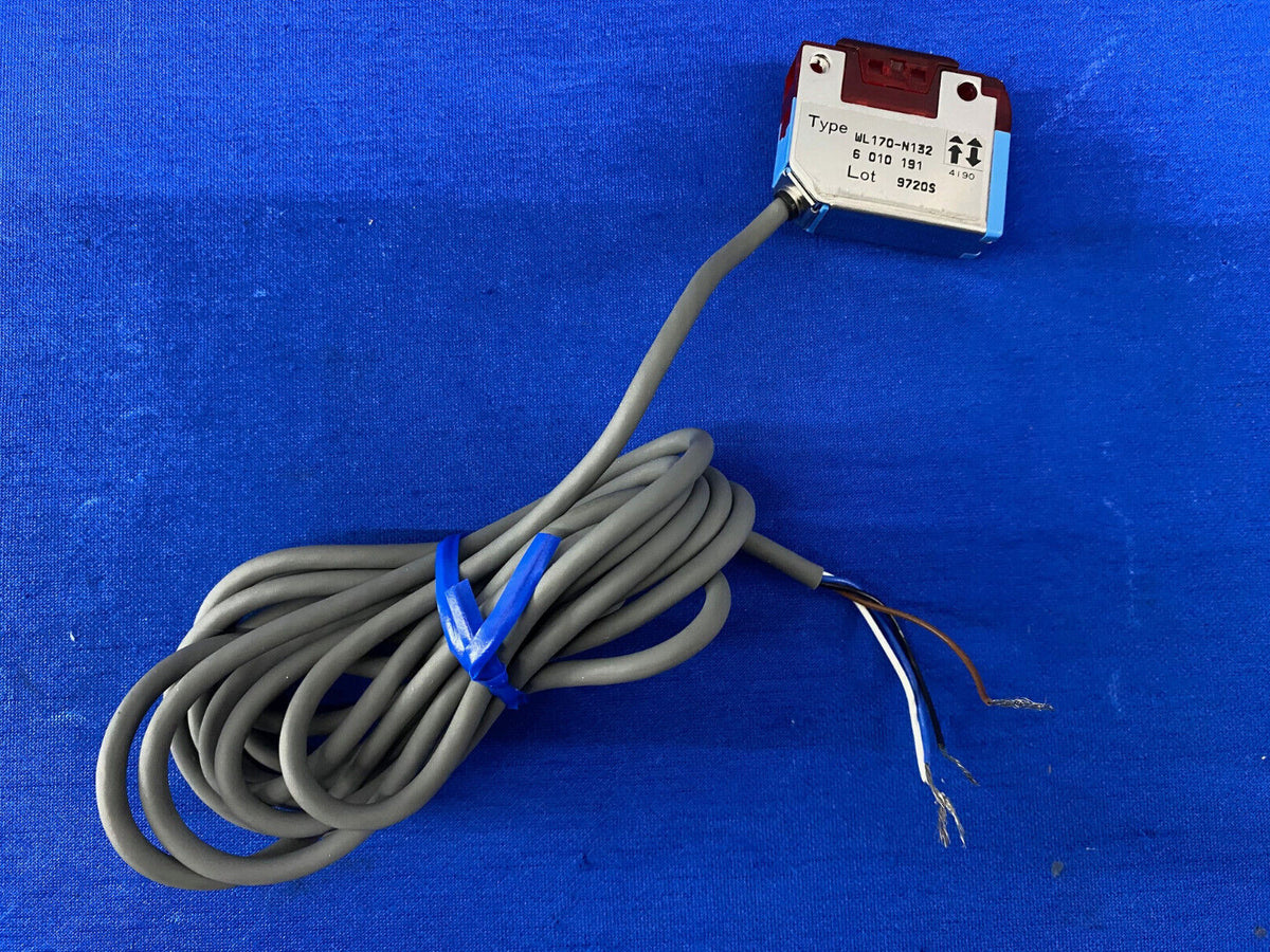 SICK WL170-N132 WL170N132 REFLEX PHOTOELECTRIC SWITCH WITH REFLECTOR & HARDWARE
