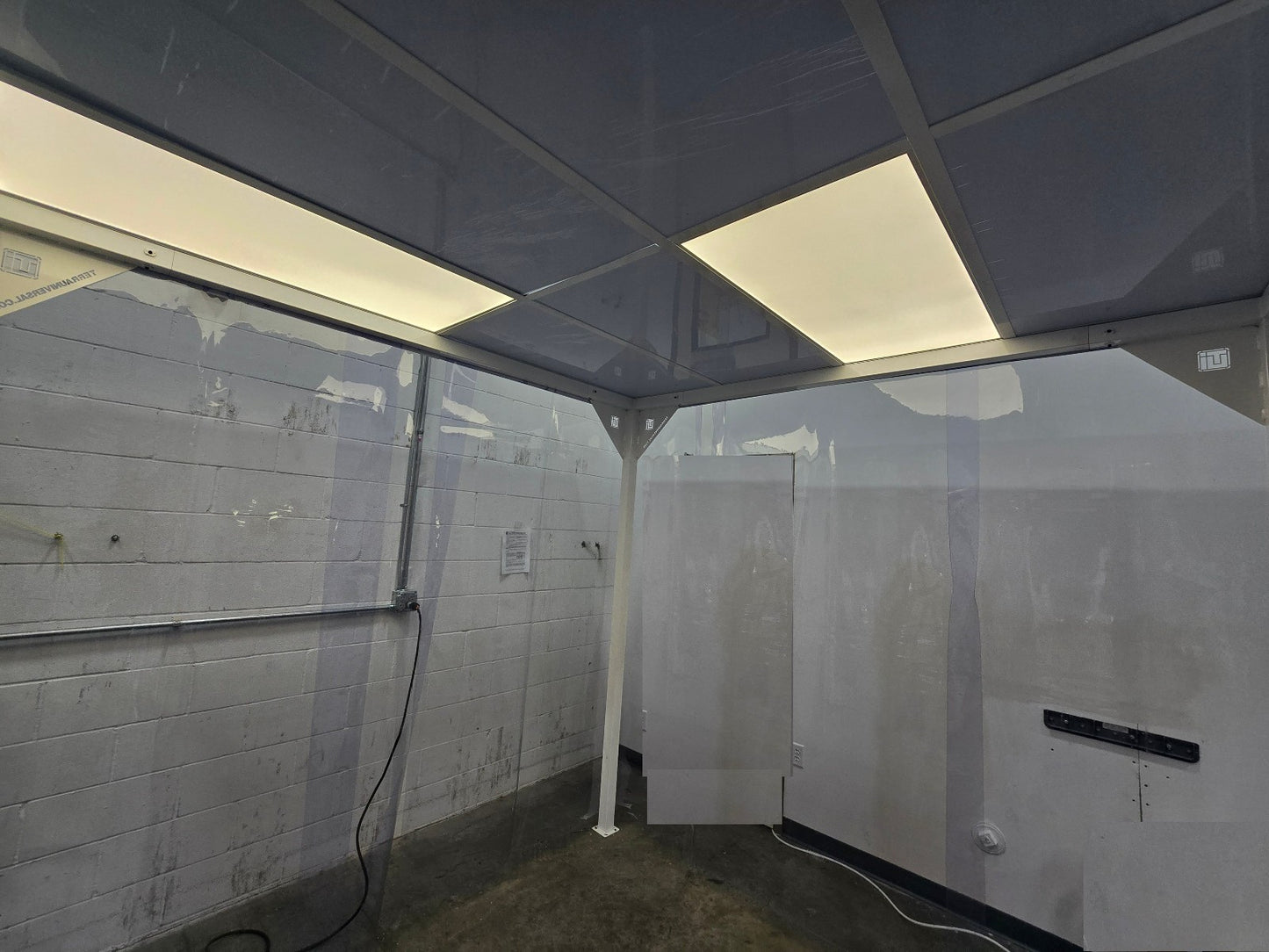 TERRA UNIVERSAL 6600-66-VL-0808 SOFTWALL MODULAR CLEANROOM. 8' W X 8' D X 8' H.