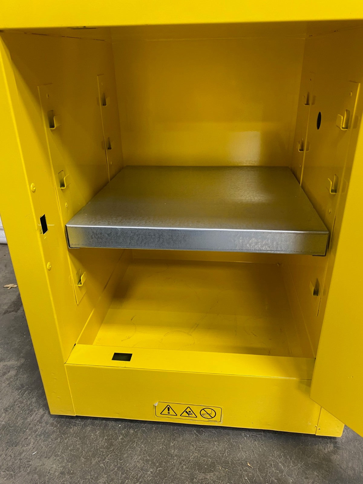 ULINE H-2569M FLAMMABLE LIQUID STORAGE CABINET COUNTERTOP 870400 4 GAL CAPACITY