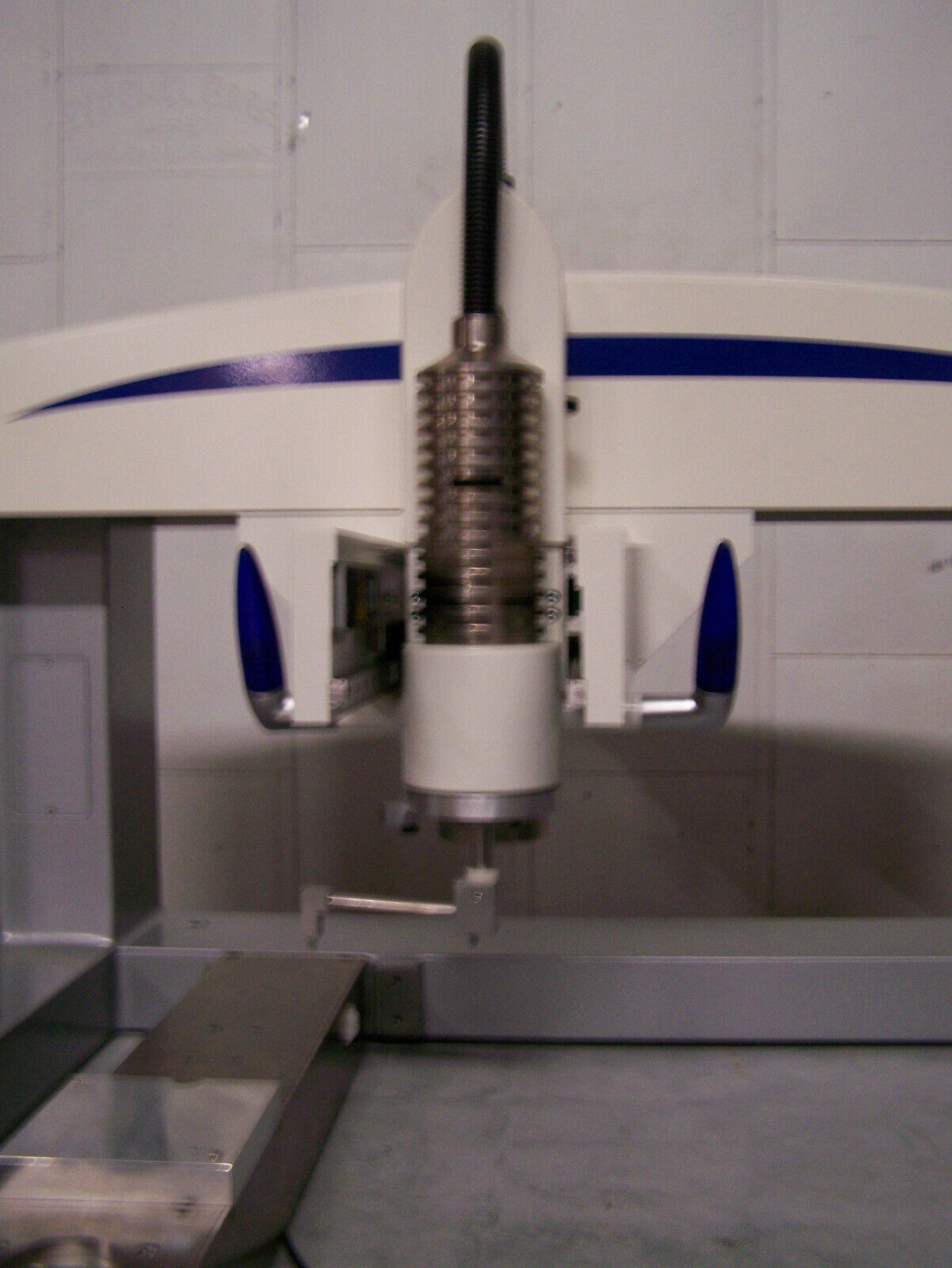 INFOTECH AUTOMATION AG IP-1000 「The Bull」ピックアンドプレースシステム