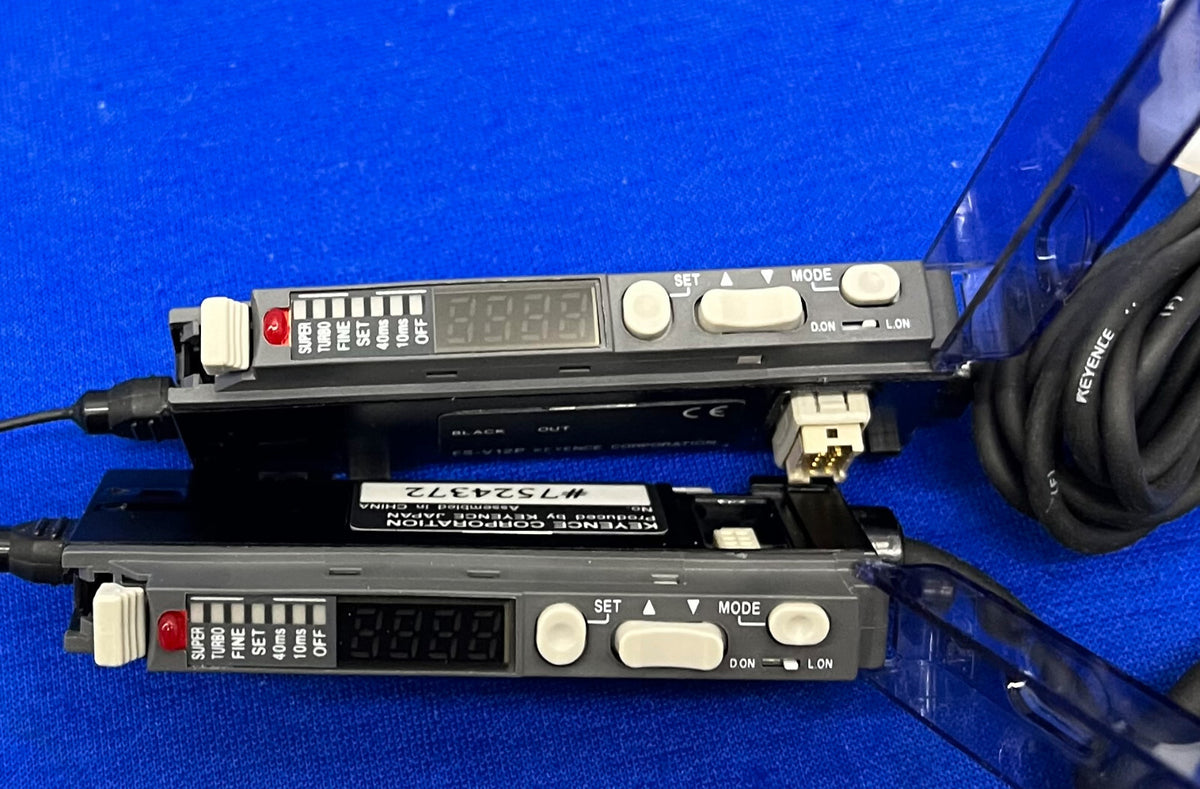 AMPLIFICATEUR PHOTOÉLECTRIQUE KEYENCE FS-V11-P ET AMPLIFICATEUR À FIBRE OPTIQUE FS-V12-P