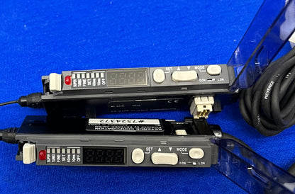 AMPLIFICATEUR PHOTOÉLECTRIQUE KEYENCE FS-V11-P ET AMPLIFICATEUR À FIBRE OPTIQUE FS-V12-P