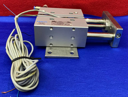 Accionamiento guiado por cilindro Festo DFM-25-50-PA-GF con sensores de proximidad