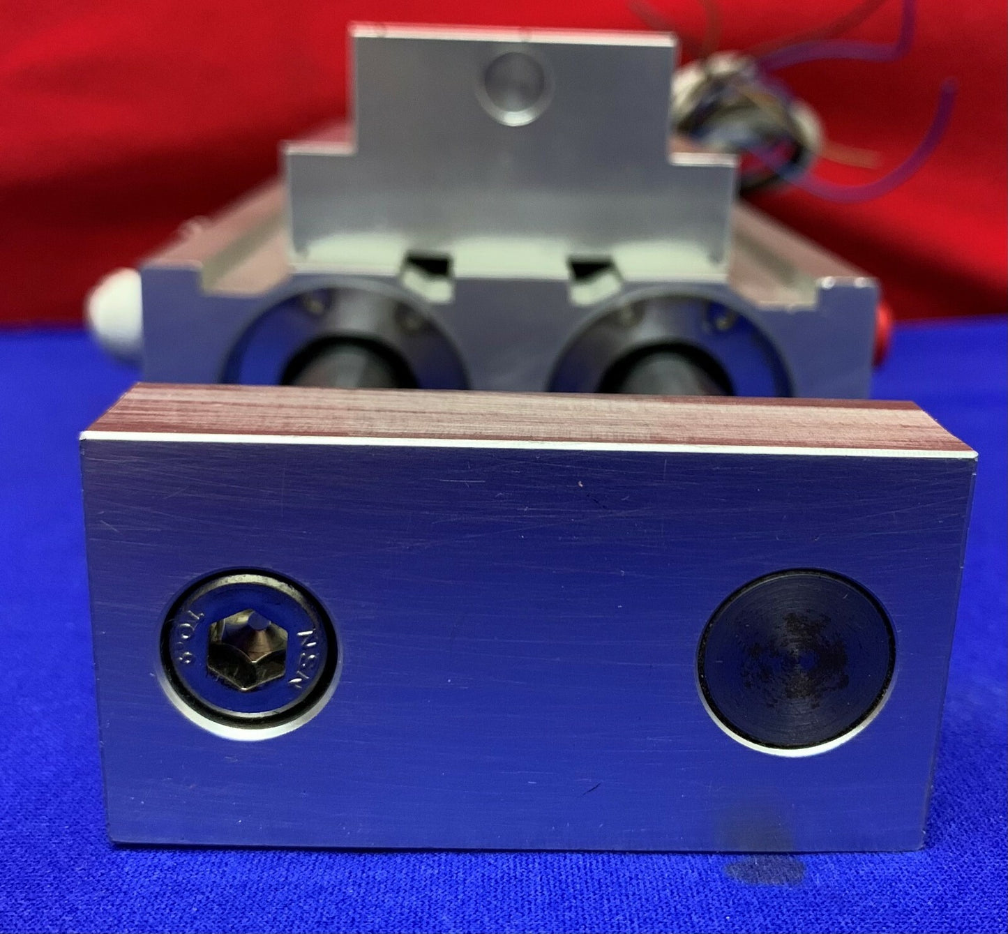 Cilindro guiado de doble vástago SMC CXSM32-50 con sensores SMC D-Z76 