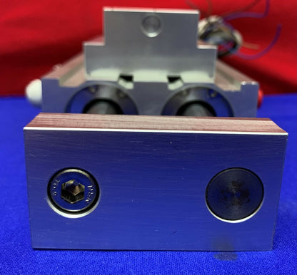 Cilindro guiado de doble vástago SMC CXSM32-50 con sensores SMC D-Z76 