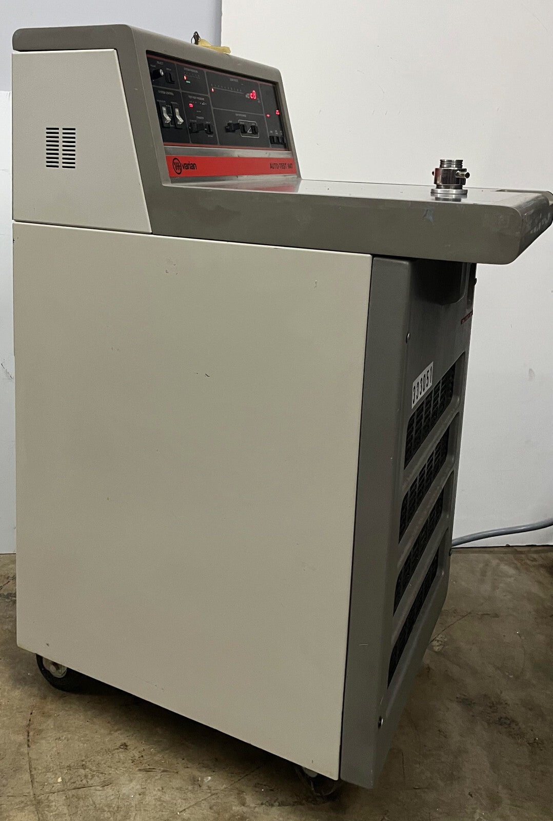 VARIAN AUTO-TEST 947 HELIUM MASS SPECTROMETER LEAK DETECTOR- FOR PARTS/REPAIR H2