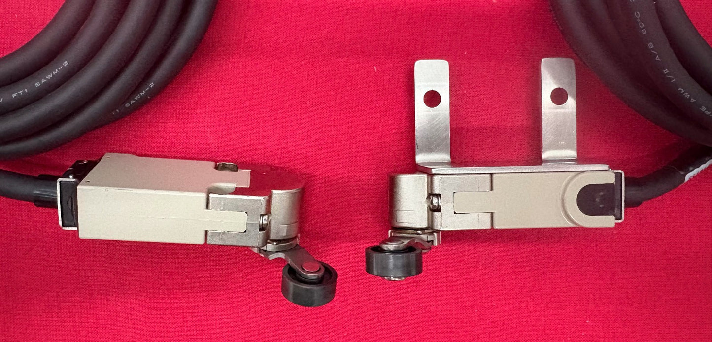 OMRON SAFETY LIMIT SWITCH D4F-320-5D ROLLER LEVER ACTUATOR - 1 LOT QTY 2