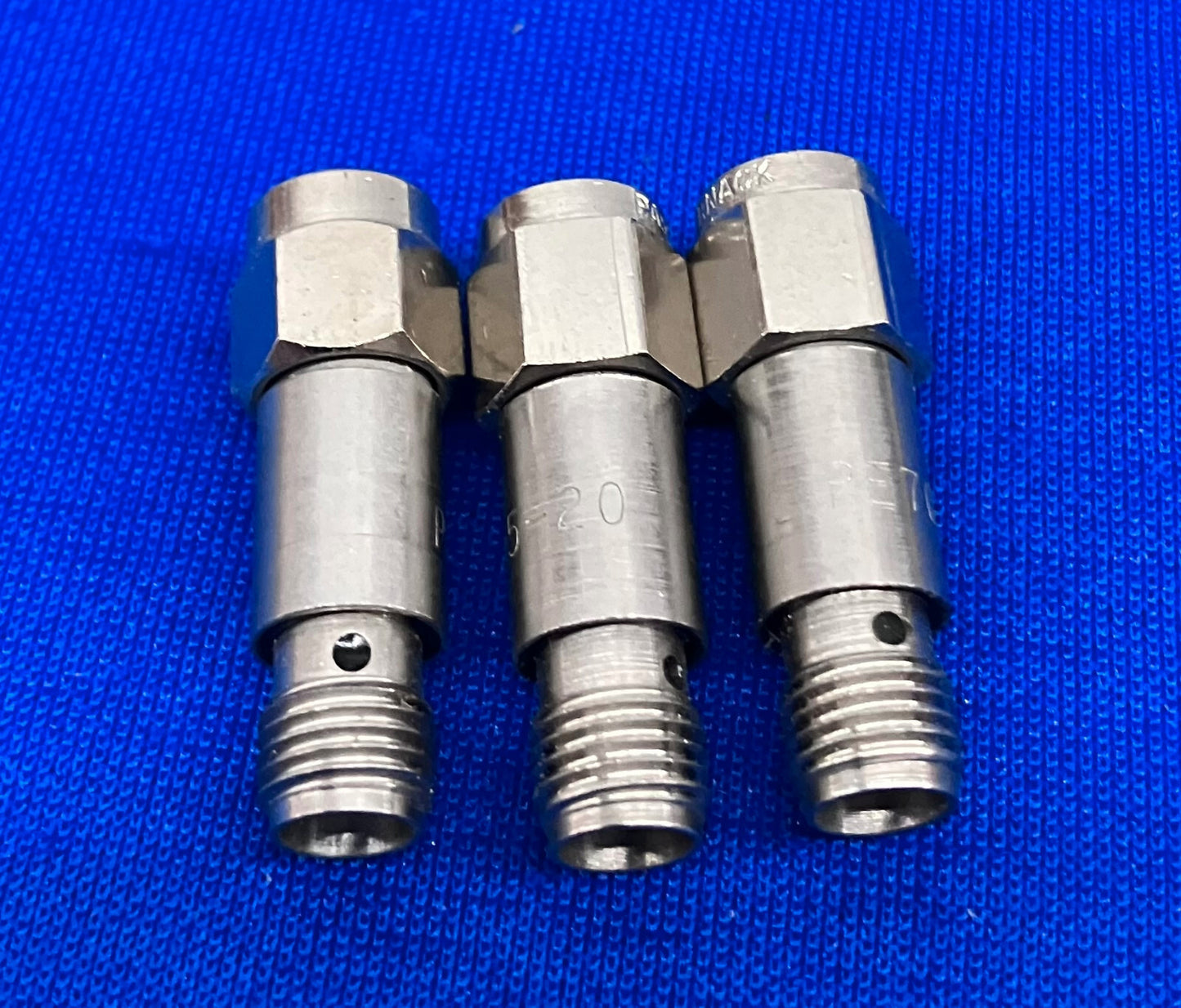PASTERNACK PE7005-20 20DB VASTE VERZWAKKER, SMA MANNETJE LOT VAN 3, DIGIKEY # HIERONDER