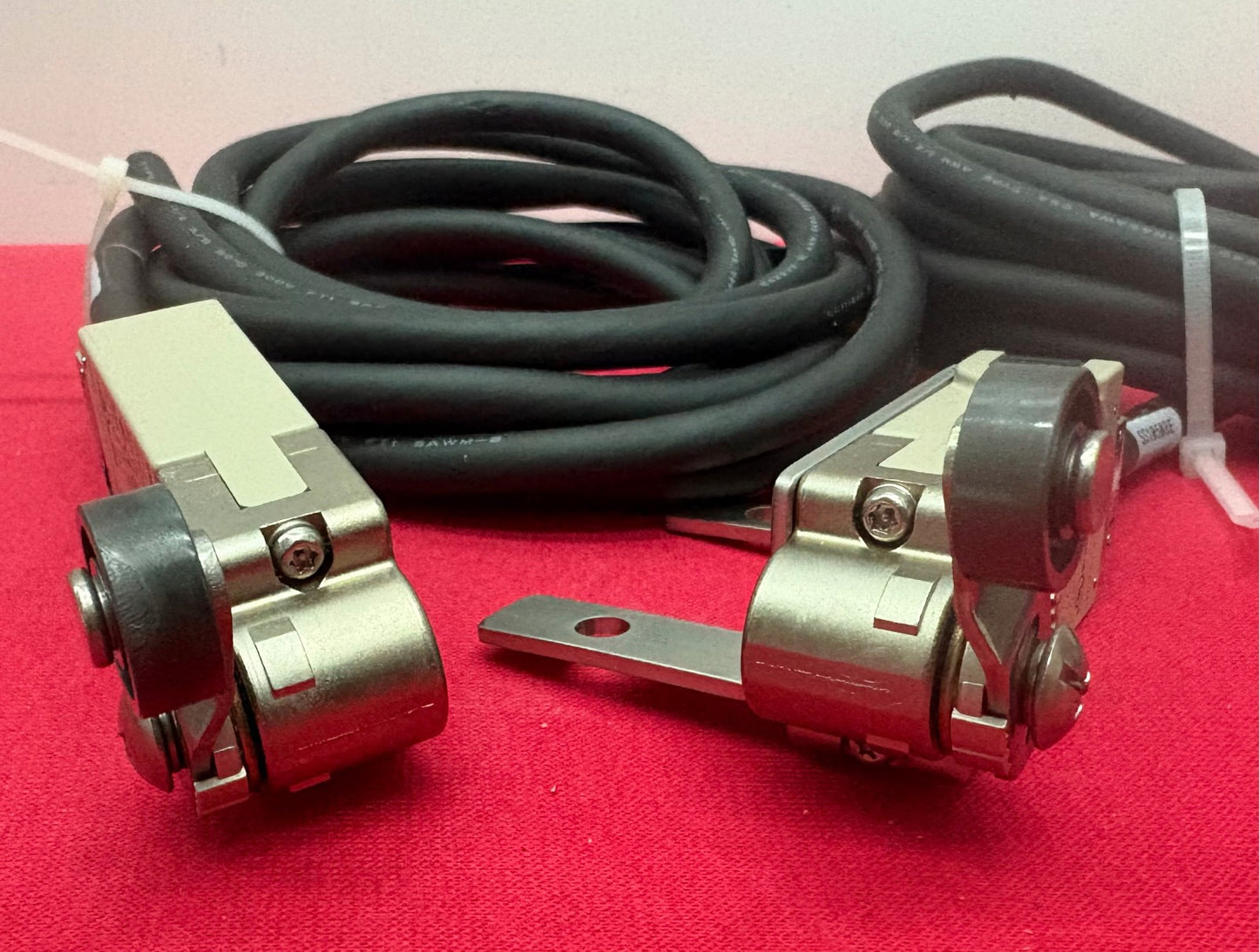 OMRON SAFETY LIMIT SWITCH D4F-320-5D ROLLER LEVER ACTUATOR - 1 LOT QTY 2