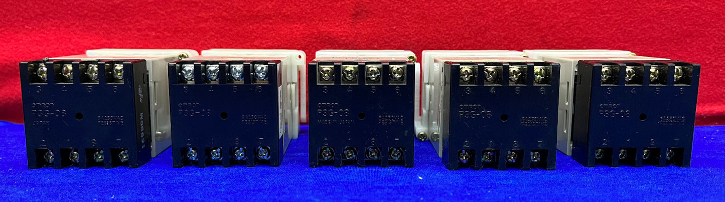 1 LOT HOEVEELHEID 5 - OMRON H3CA-8 SOLID STATE TIMER MET OMRON P36-08 BASIS