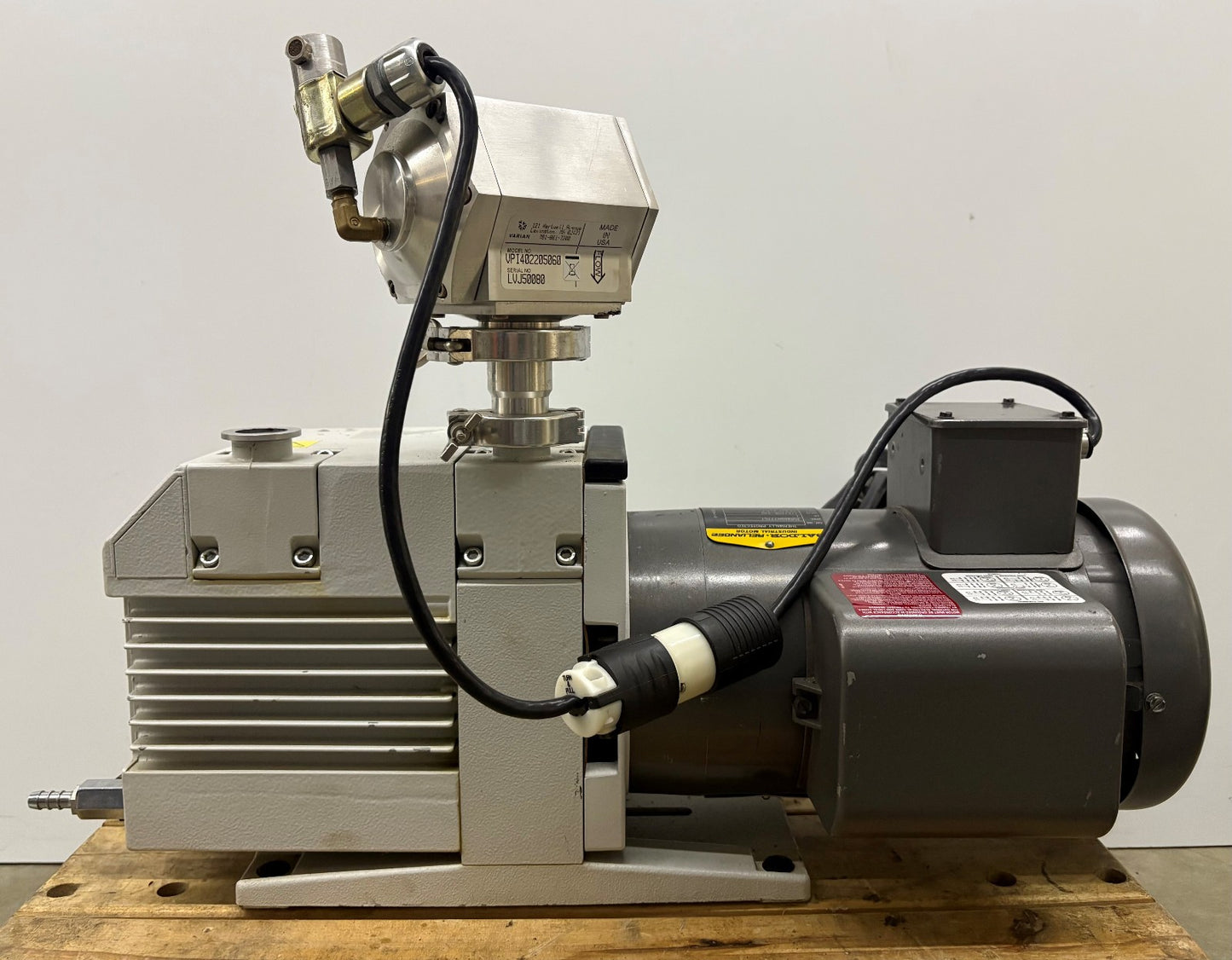 LEYBOLD TRIVAC D16B ROTARY VANE VACUUM PUMP 898698 & BALDOR MOTOR - PARTS/REPAIR