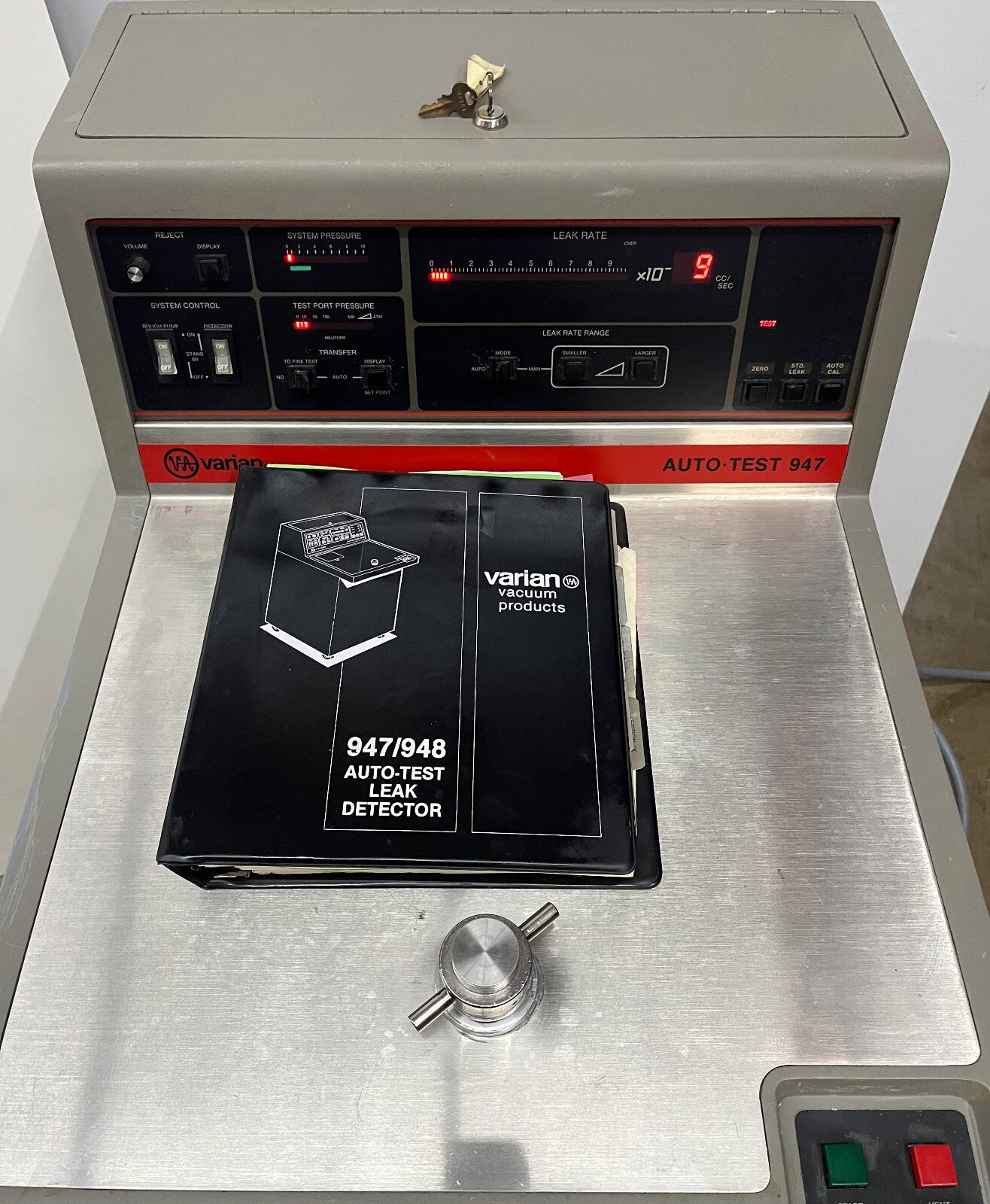 VARIAN AUTO-TEST 947 HELIUM MASSA SPECTROMETER LEKDETECTOR - VOOR ONDERDELEN/REPARATIE H2 