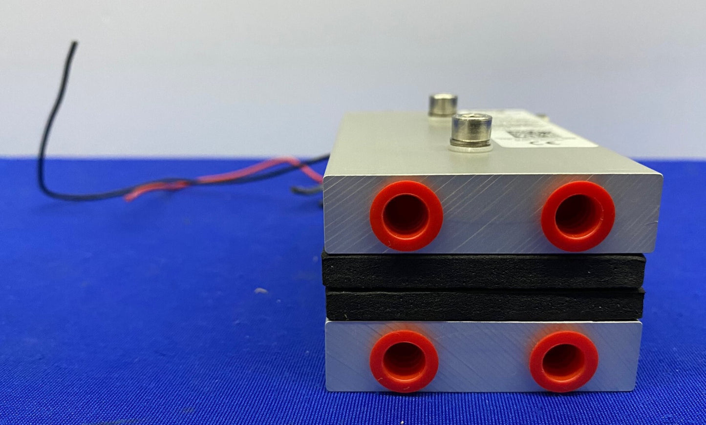 LAIRD TECHNOLOGIES ® LL-060-12-00-00-00 CONJUNTOS TERMOELÉCTRICOS LÍQUIDO/LÍQUIDO