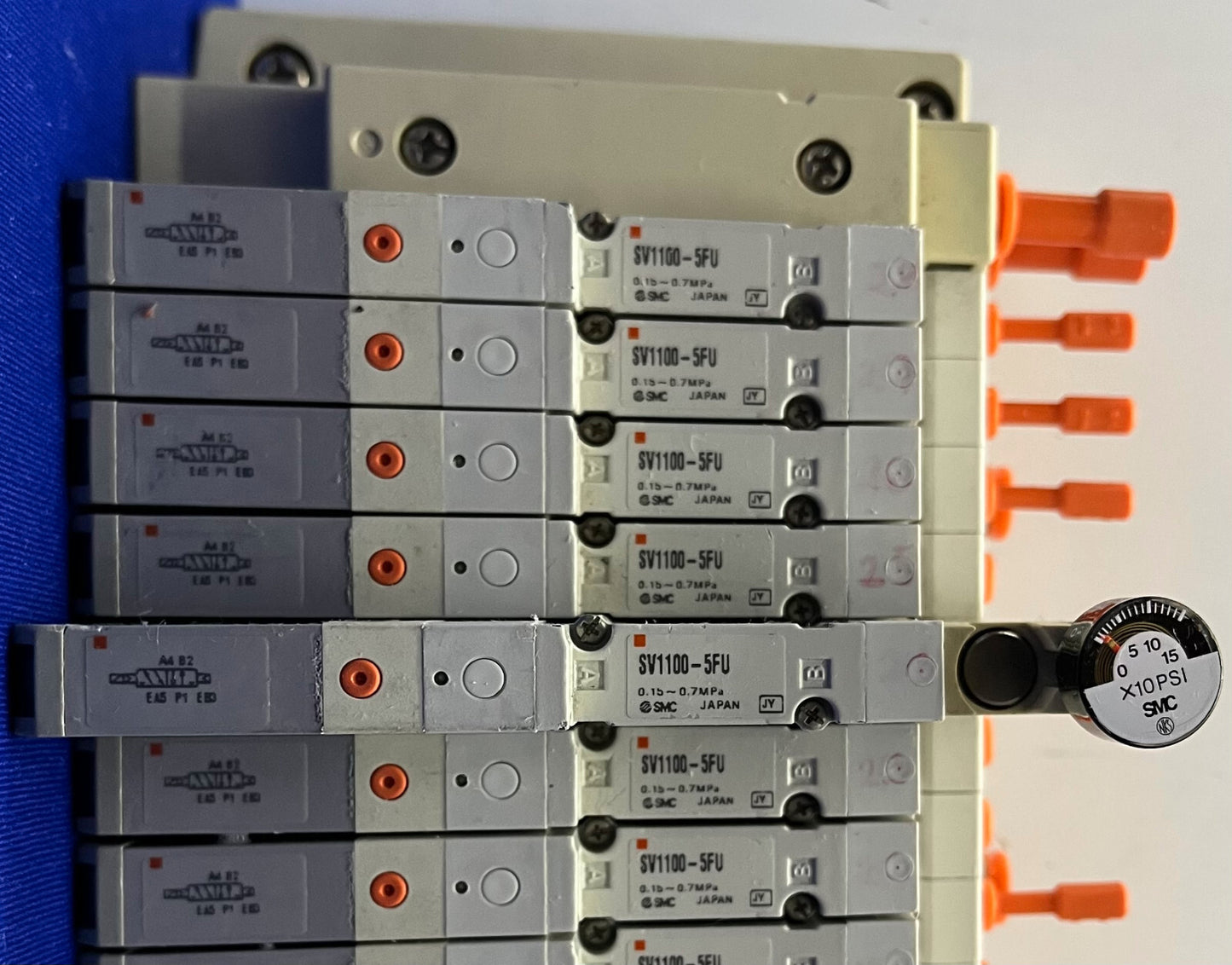 SMC SS5V1-1010983-03-1 MANIFOLD w/ 14 QTY SV1100-5FU PNEUMATIC ASSEMBLY BLOCK