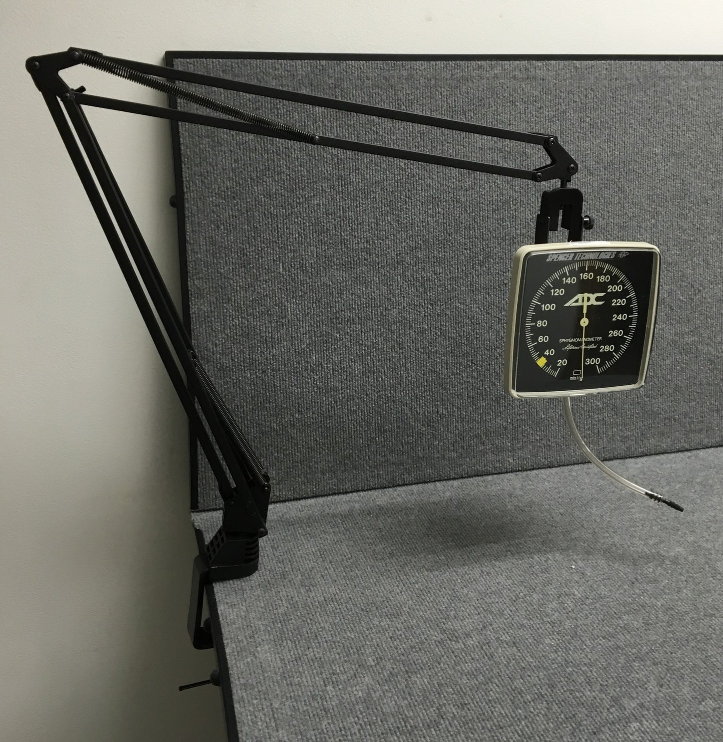 SPENCER TECHNOLOGIES TENSIOMÈTRE ADC AVEC BRAS RÉGLABLE ET PINCE DE TABLE