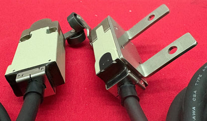 OMRON SAFETY LIMIT SWITCH D4F-320-5D ROLLER LEVER ACTUATOR - 1 LOT QTY 2