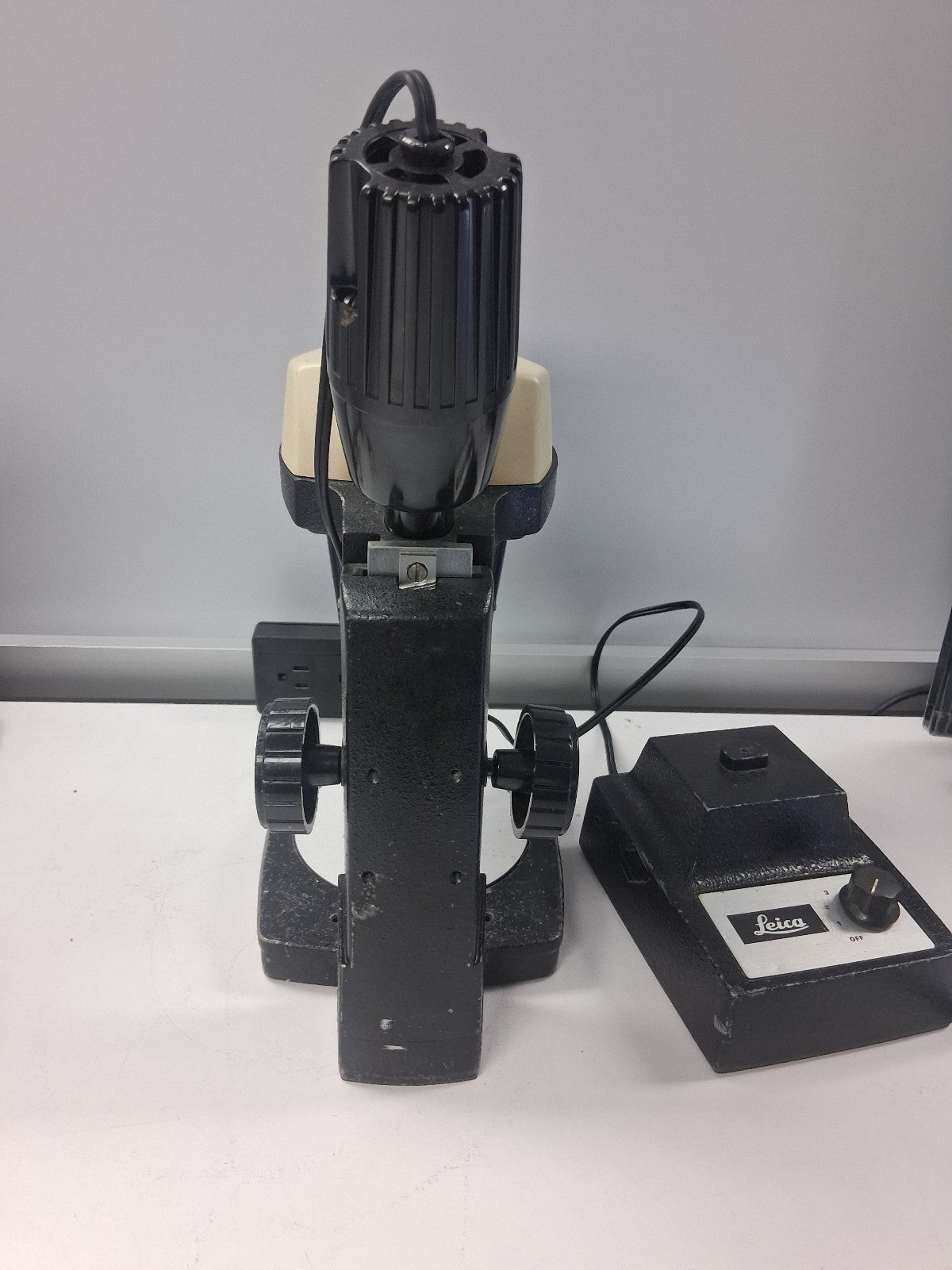 Leica StereoZoom 4 Microscope w/ 10X Eyepieces Stand & Light 7-30X Magnification
