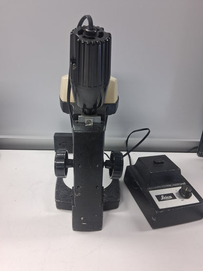 Leica StereoZoom 4 Microscope w/ 10X Eyepieces Stand & Light 7-30X Magnification