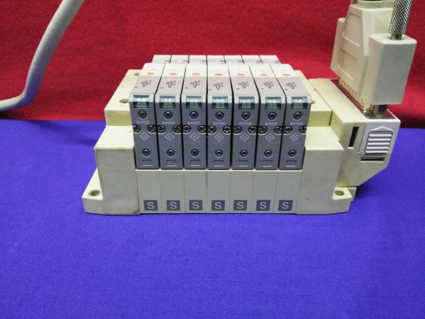 SMC-Stationsverteiler mit 7 SV1100-5FU-Ventilen und Kabel 