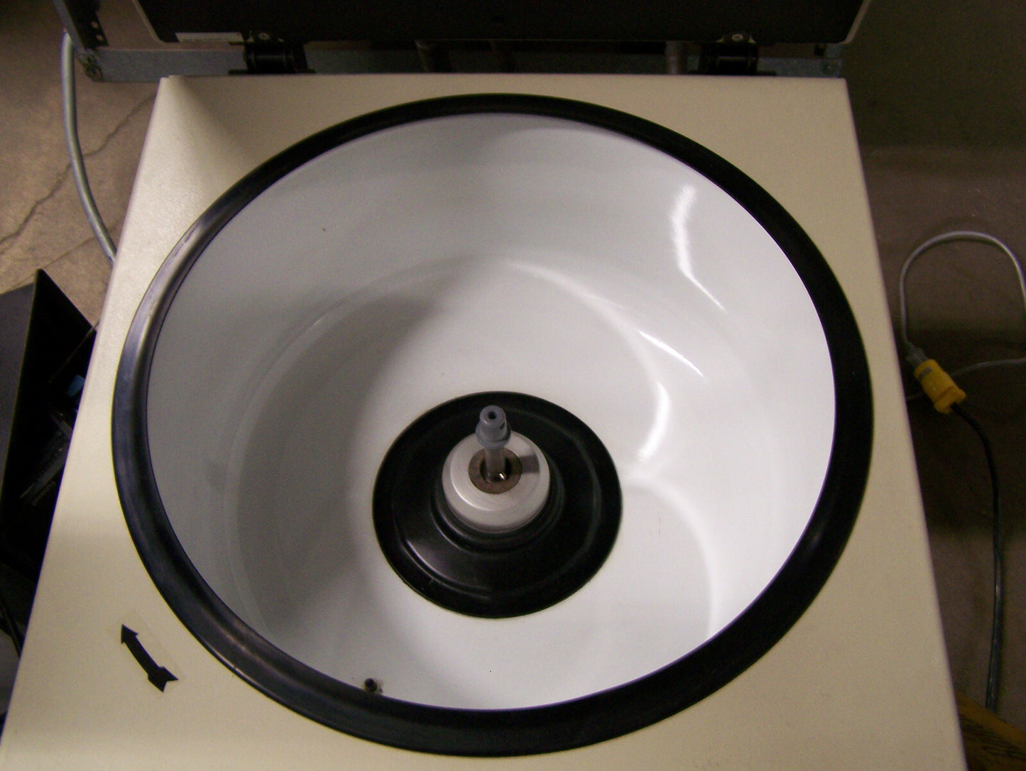 CENTRÍFUGA BECKMAN CS-6KR, SN NG095F1Z PARA PIEZAS O REPARACIÓN