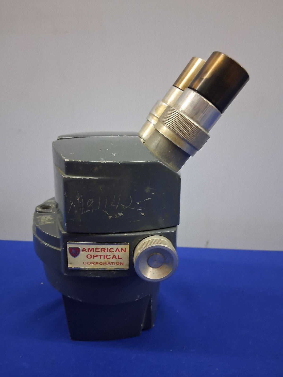American Optical 569 0.7X-3X Stereo Microscope Head Only with 10X W.F Eyepieces
