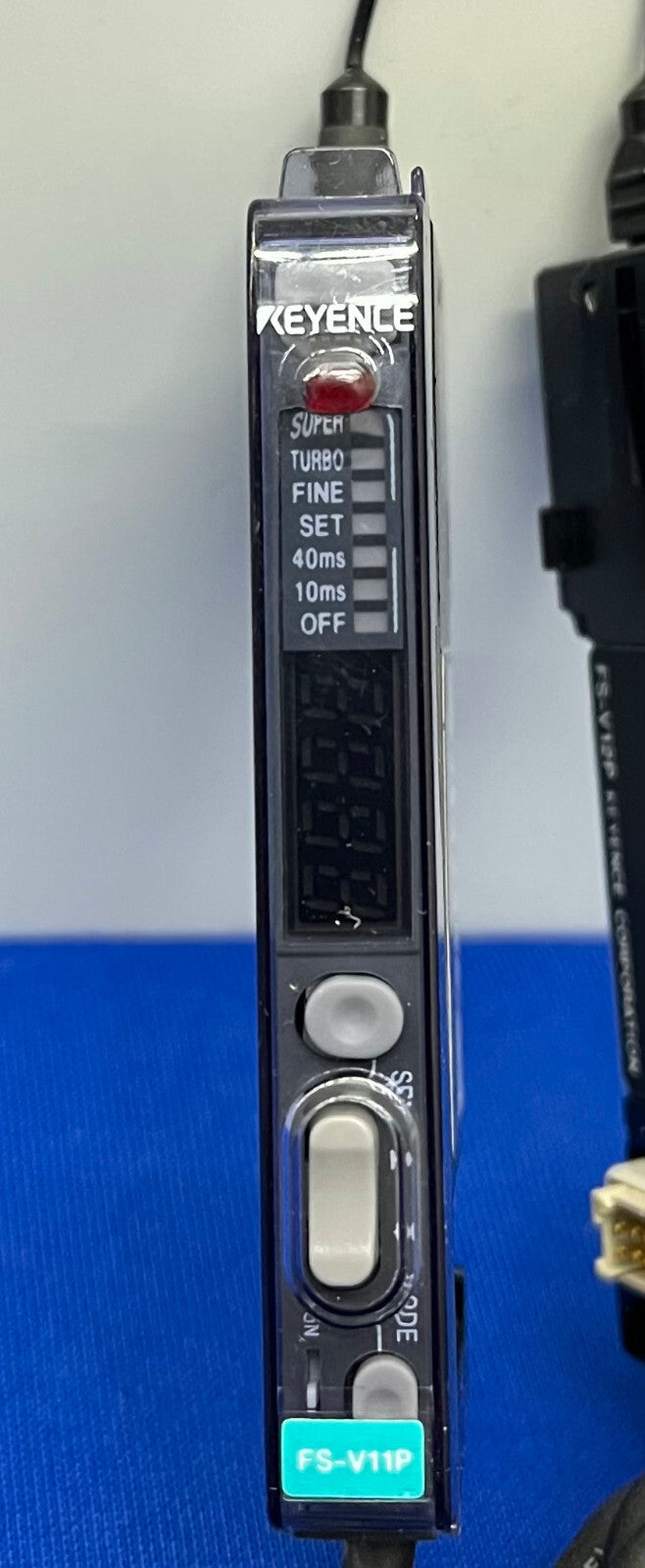 AMPLIFICATEUR PHOTOÉLECTRIQUE KEYENCE FS-V11-P ET AMPLIFICATEUR À FIBRE OPTIQUE FS-V12-P