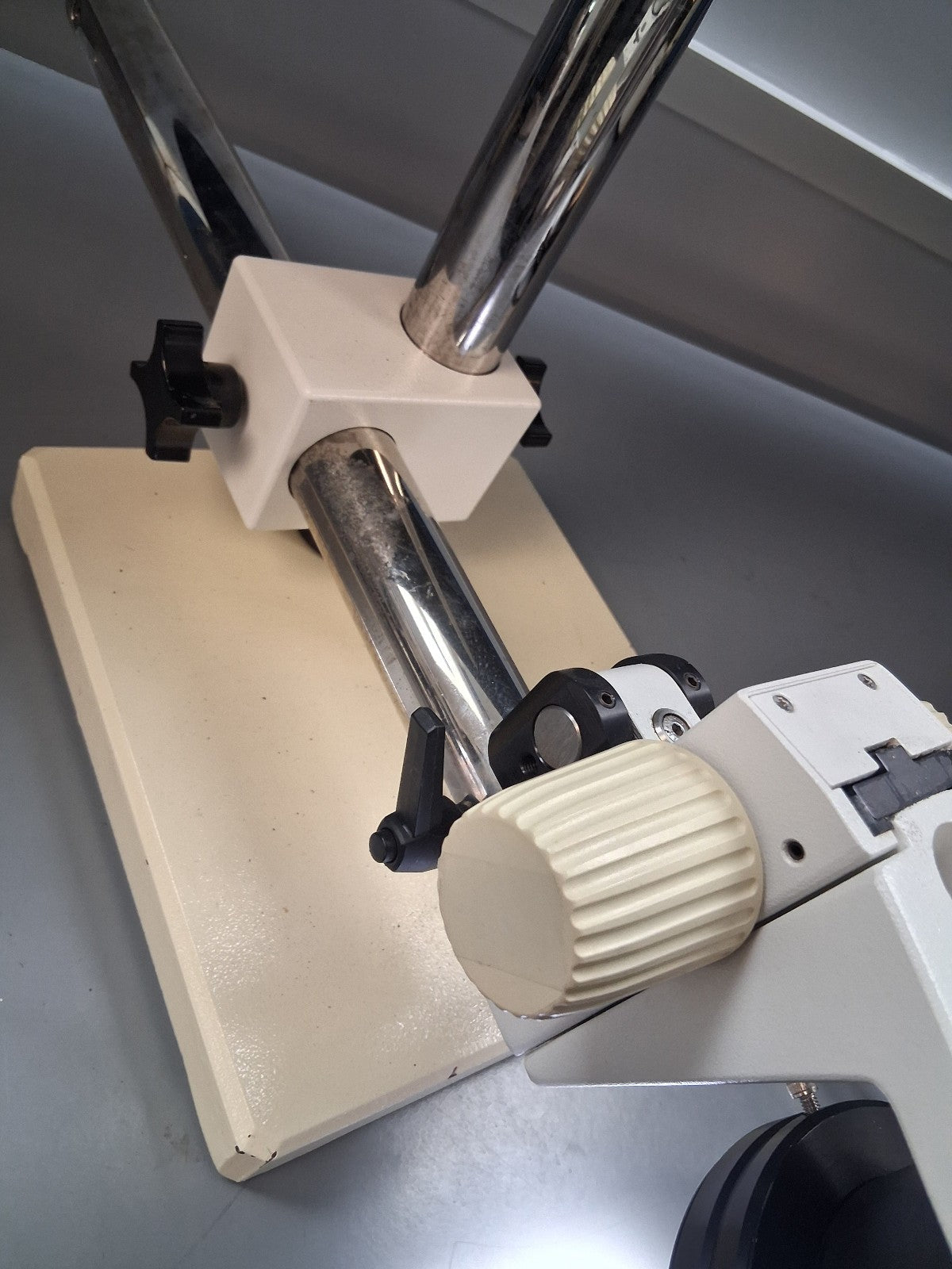 Leica S4E 6.3-30X Stereo Zoom Microscope with Boom Stand and LED Ring Light